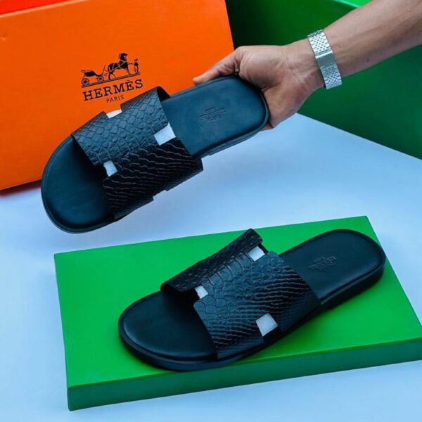 Sneakers and loafers in a variety of styles and colors, perfect for everyday wear or special occasions. Designed for comfort and style.