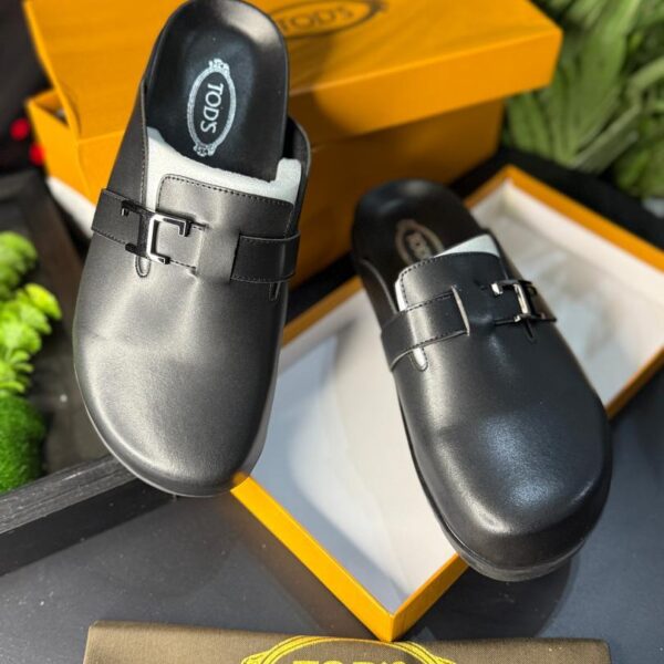 Sneakers, loafers, and moccasins in black leather, perfect for everyday wear. Available in a range of styles and colors.