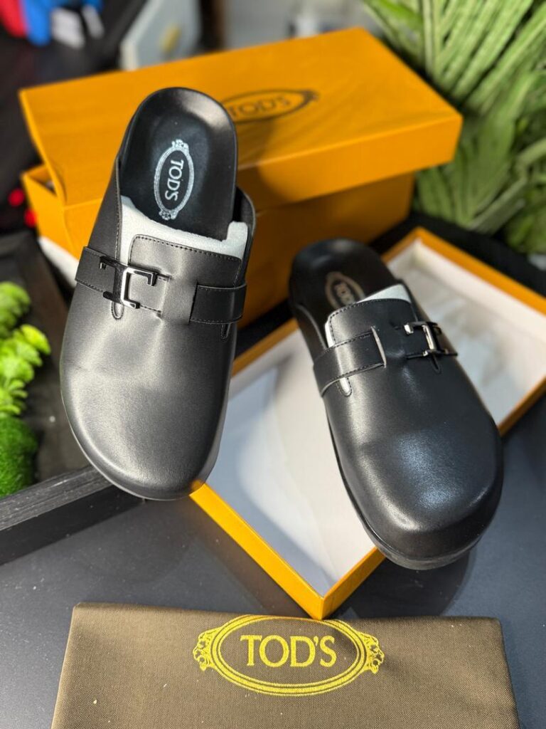 Sneakers, loafers, and moccasins in black leather, perfect for everyday wear. Available in a range of styles and colors.