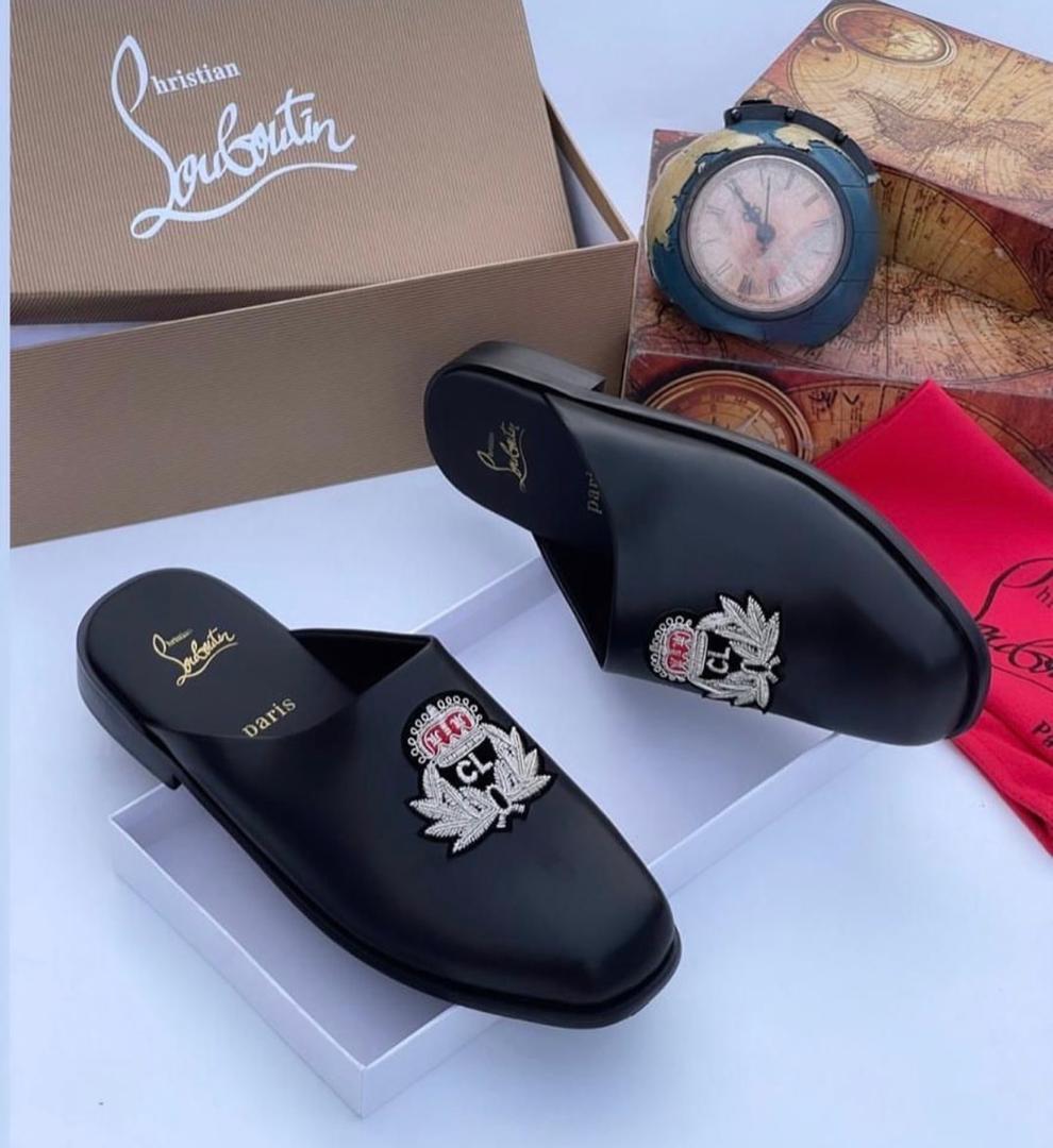 Premium Black Leather Embroidered Crest Mule Shoes for Men – Slip-On Casual Luxury Slide